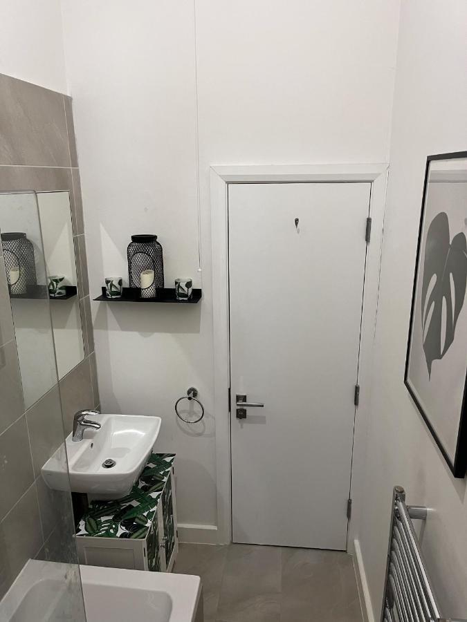 Spacious Modern 1-Bed Apartment Near Victoria Park London Bagian luar foto