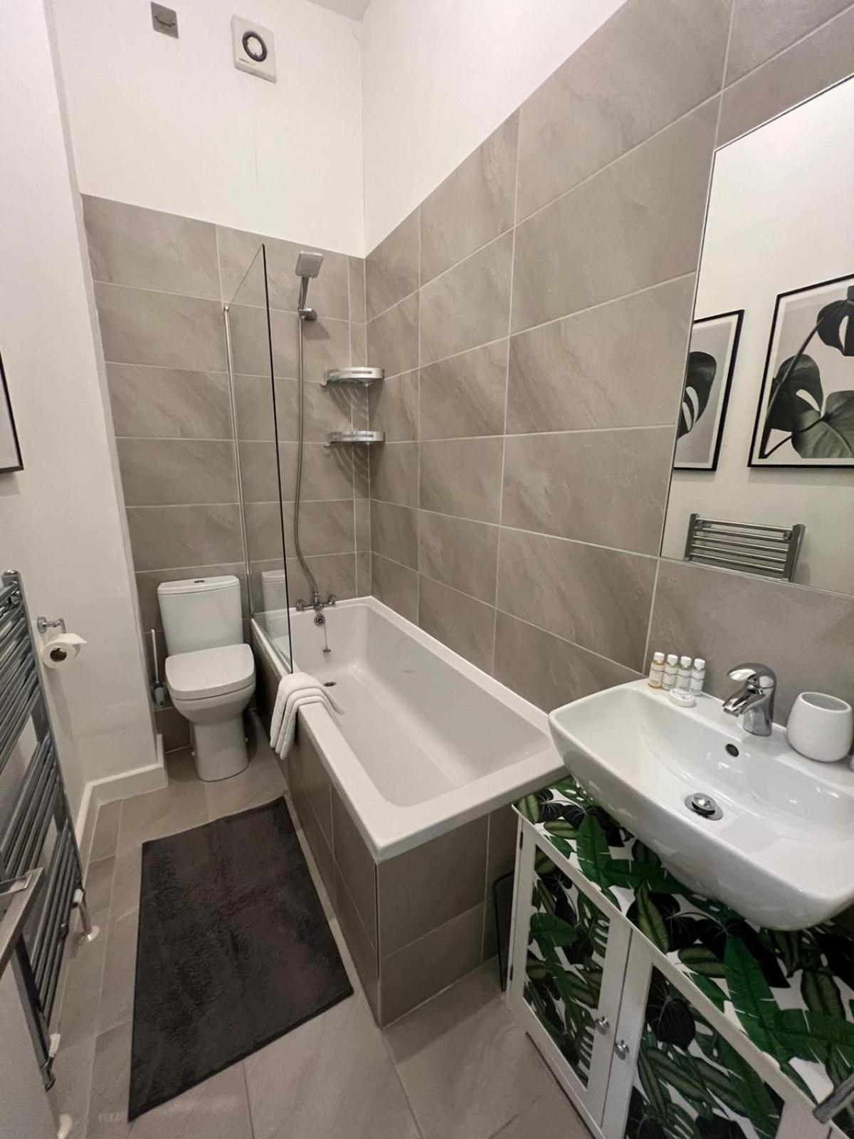 Spacious Modern 1-Bed Apartment Near Victoria Park London Bagian luar foto