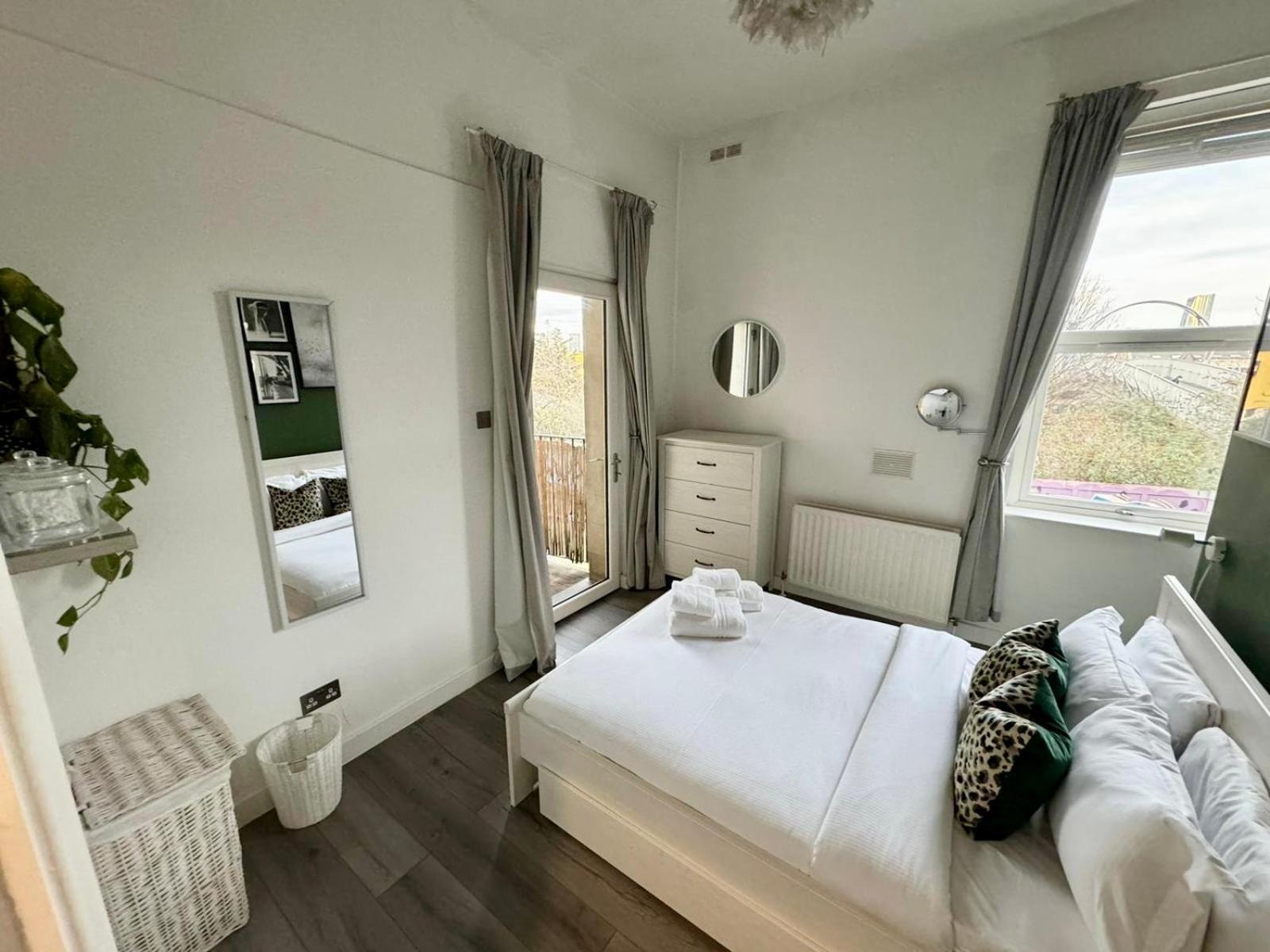 Spacious Modern 1-Bed Apartment Near Victoria Park London Bagian luar foto